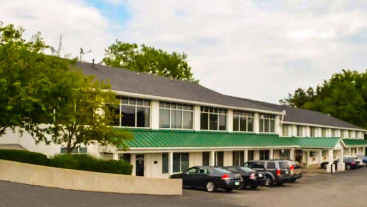 Surrey Inn Hotel Ashland Exteriör bild